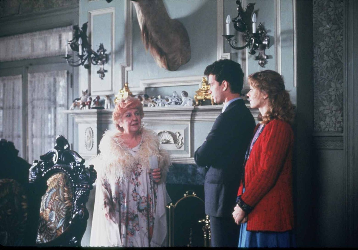 Maureen Stapleton (Estelle), Tom Hanks (Walter Fielding Jr.) y Shelly Long (Anna Crowley) en 'The Money Pit' ('Esta casa es una ruina'), película estadounidense de 1986 dirigida por Richard Benjamin.