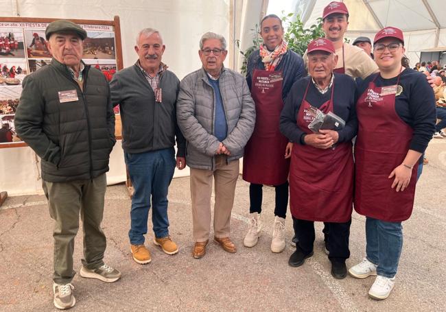 Francisco Rubio, uno de los creadores de la fiesta, Marcos antiguo encargado en ElPozo, el empresario Pepe Fuertes, la alcaldesa Rosa Sánchez, Manolo Gambín y los ediles de Festejos y Cultura.