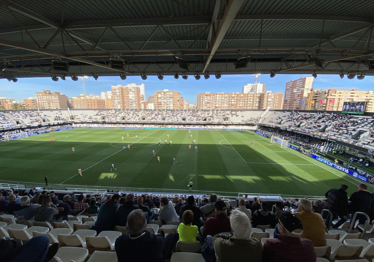 Las gradas del Cartagonova semivacías, este sábado, en el Cartagena-Málaga