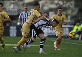 Escriche lucha con Manu Molina.