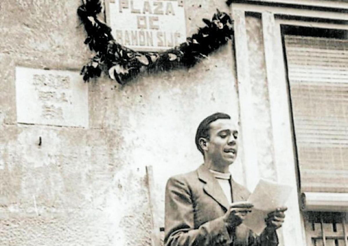 Imagen secundaria 1 - Izquierda: Miguel Hernández, en abril de 1936, rindiendo homenaje a Ramón Sijé. Derecha: Portada de 'Perito en lunas' (1933).