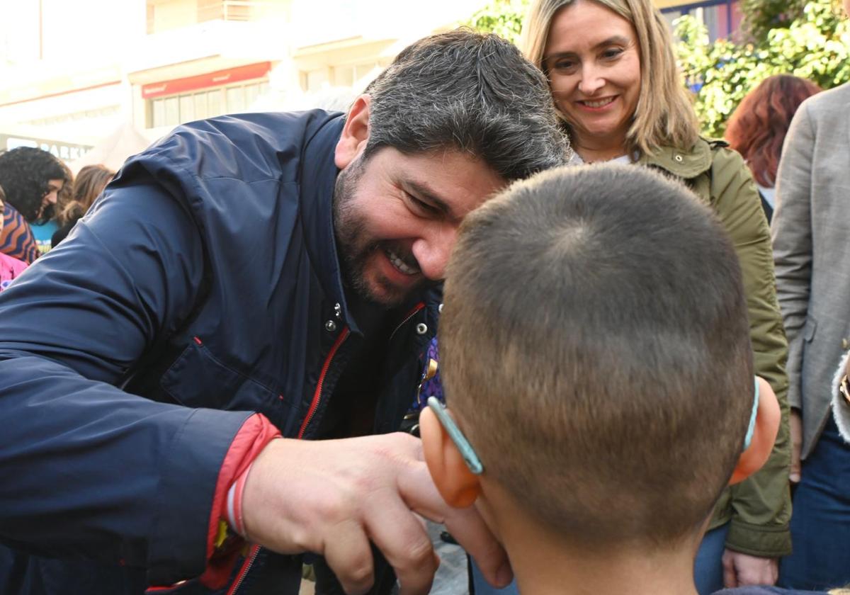 López Miras saluda a un niño, este sábado, junto a la consejera Conchita Ruiz, en un acto por el Día del Cáncer Infantil.