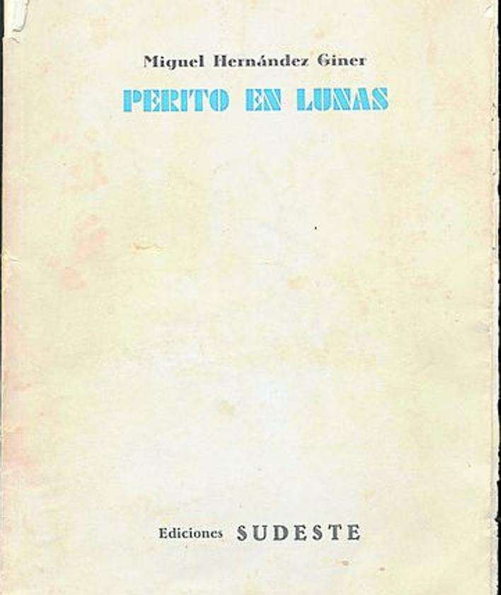 Imagen secundaria 2 - Izquierda: Miguel Hernández, en abril de 1936, rindiendo homenaje a Ramón Sijé. Derecha: Portada de 'Perito en lunas' (1933).