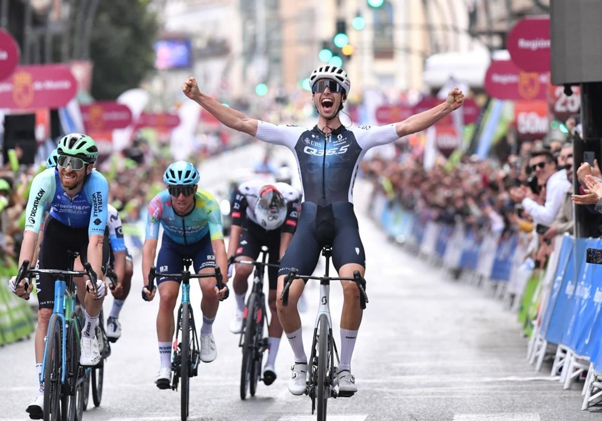 Fabio Christen celebra su victoria al cruzar la meta.