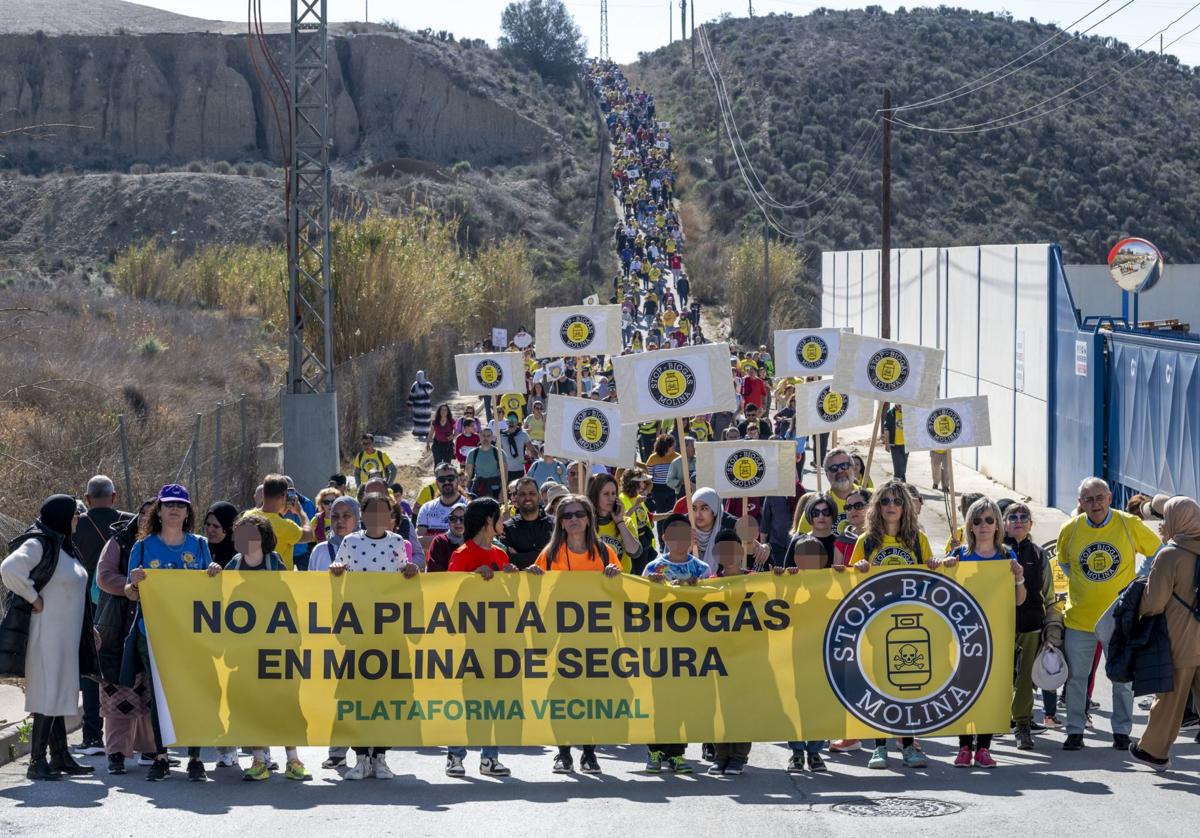 Asistentes a la protesta, este domingo, en Molina.