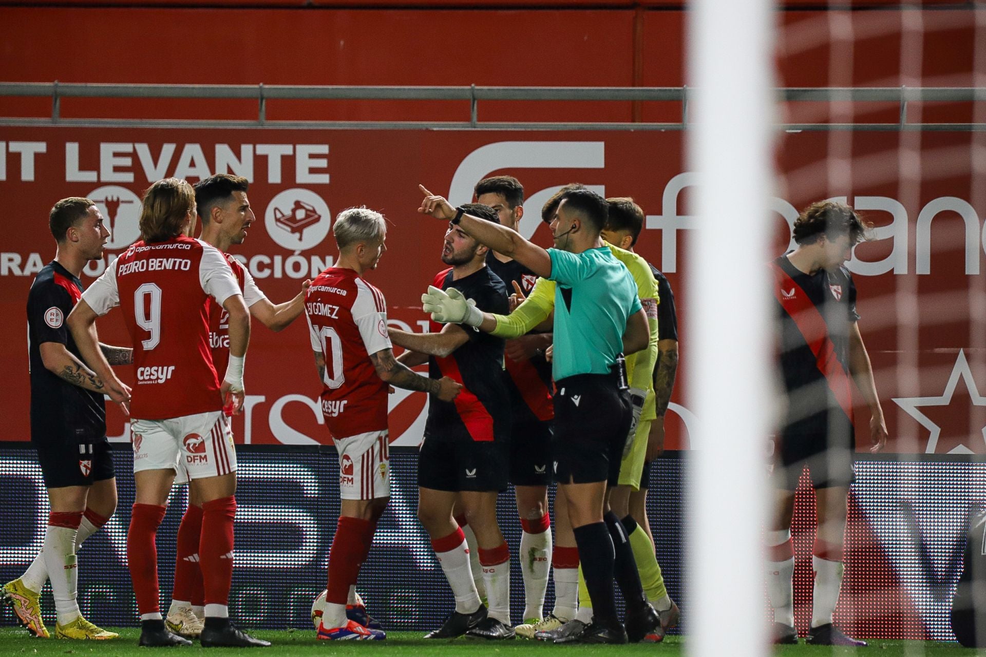 La derrota del Real Murcia frente al Sevilla Atlético, en imágenes