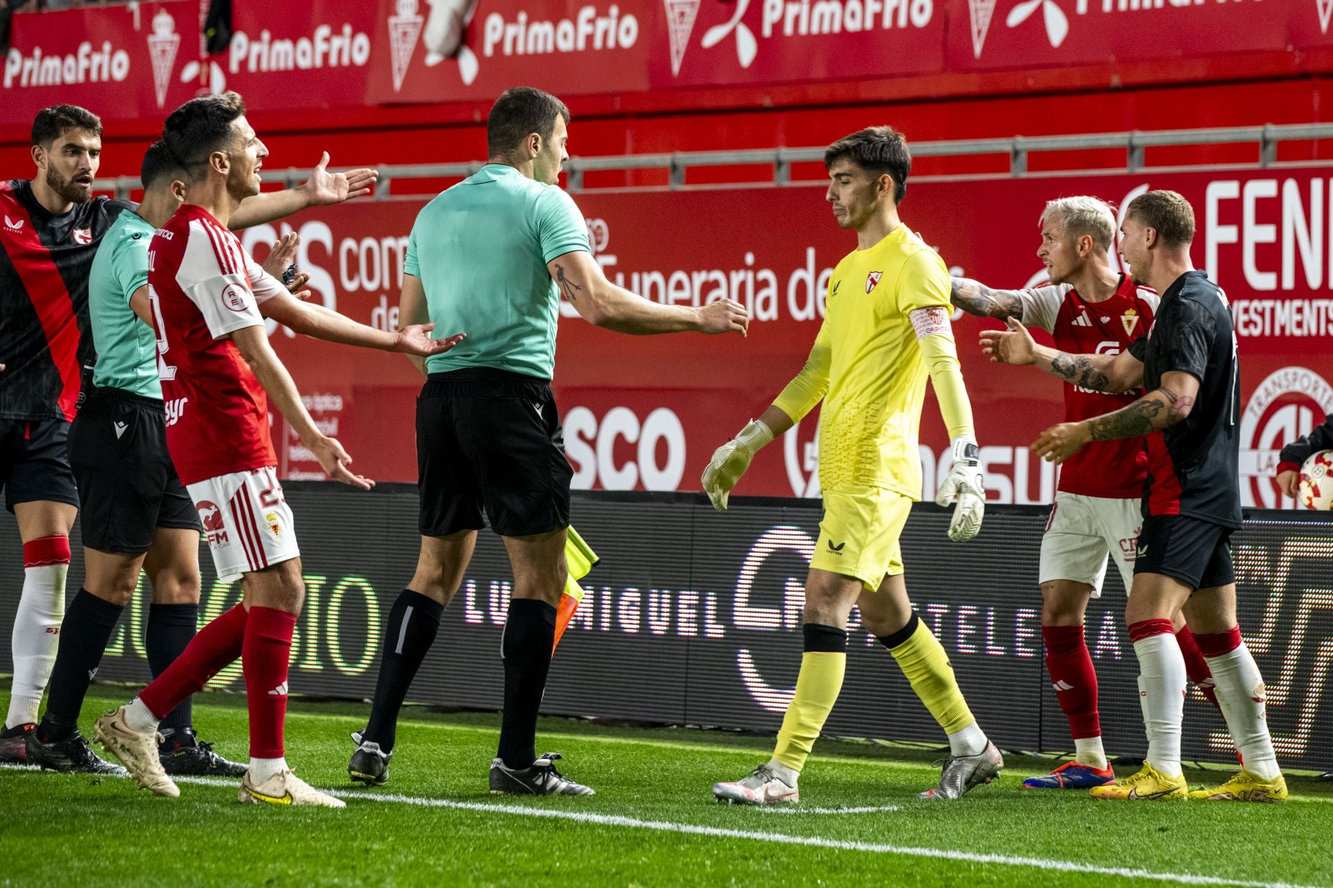 La derrota del Real Murcia frente al Sevilla Atlético, en imágenes