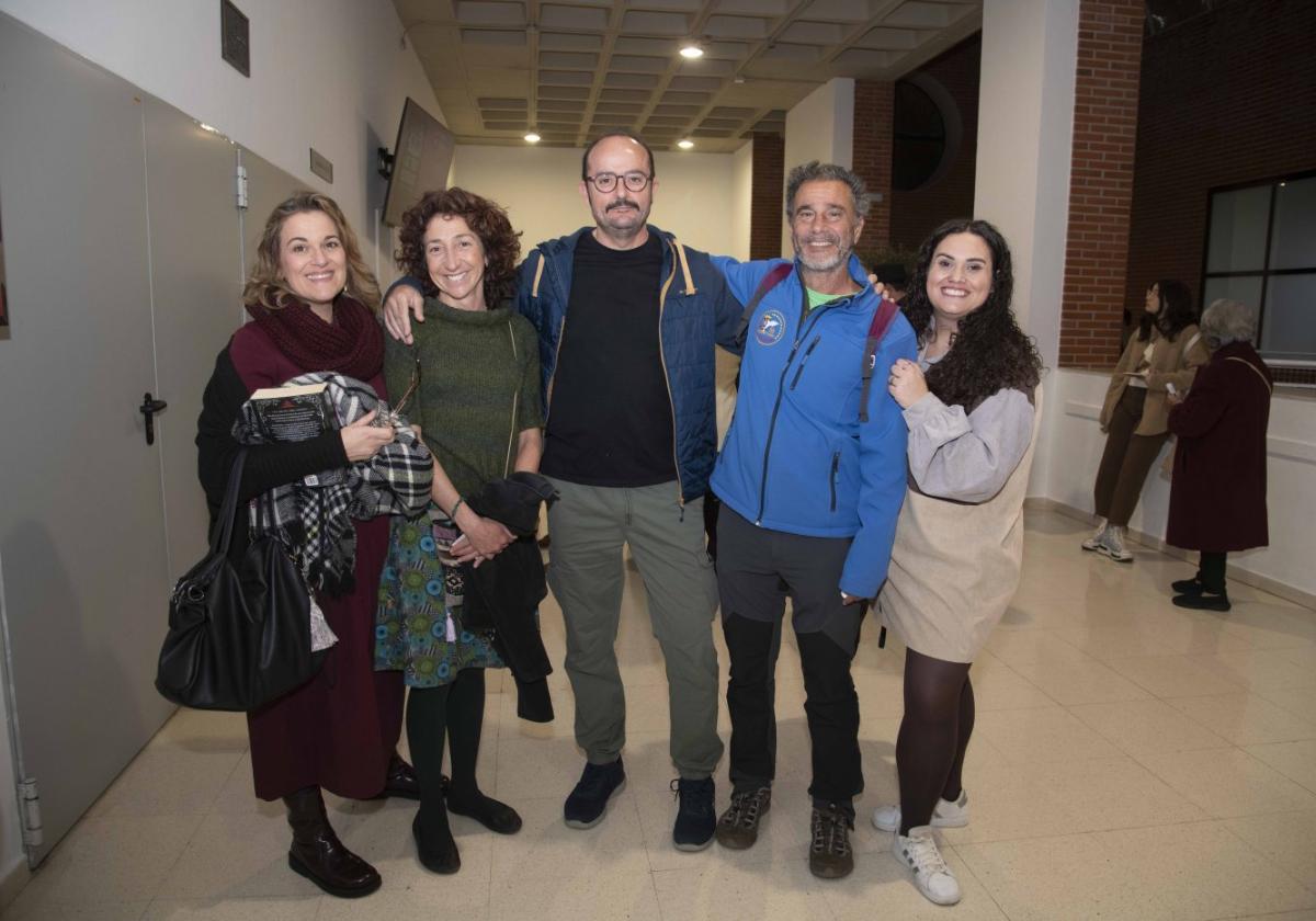 Ana Belén Hernando, Maite Alonso, José Miguel Martínez, Carlos Arriaga y Lucía Fernández, en el Centro Cultural Ramón Alonso Luzzy.