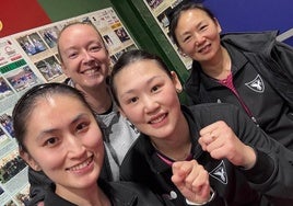 La más veterana del equipo. Sofía Xuan, Silvia Erdelji, María Xiao y su madre, Yao Li, al fondo, del UCAM Cartagena Tenis de Mesa.