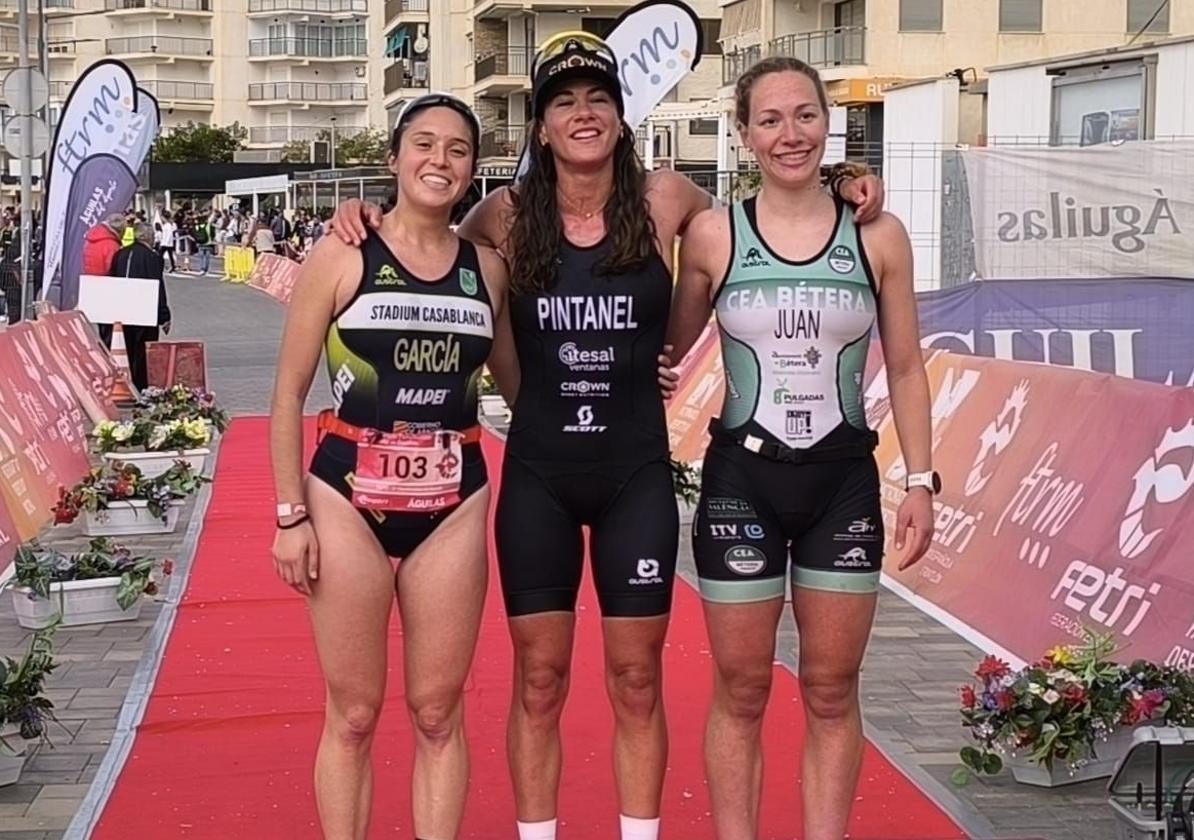 Marta Pintanel (centro), tras ganar el Duatlón de Águilas.