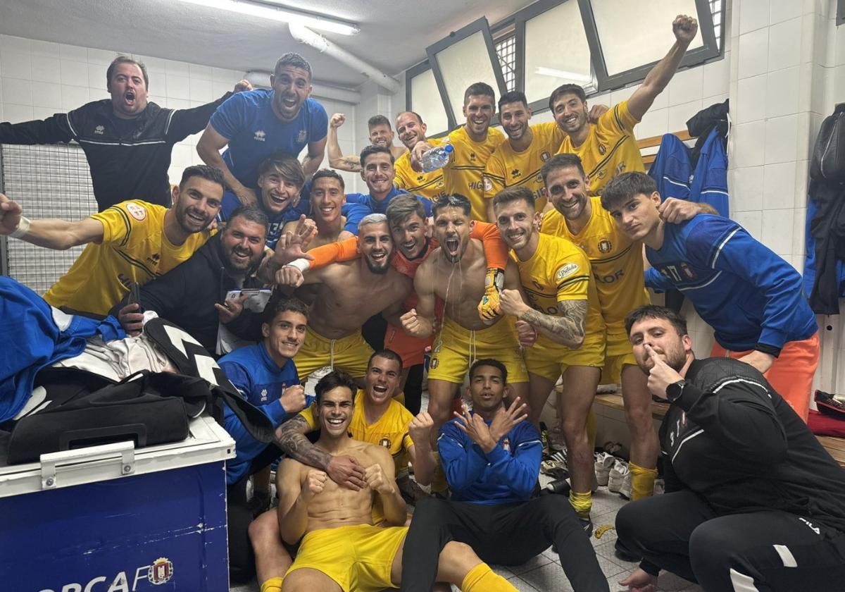 Los jugadores del Lorca celebran su triunfo de ayer en Murcia.