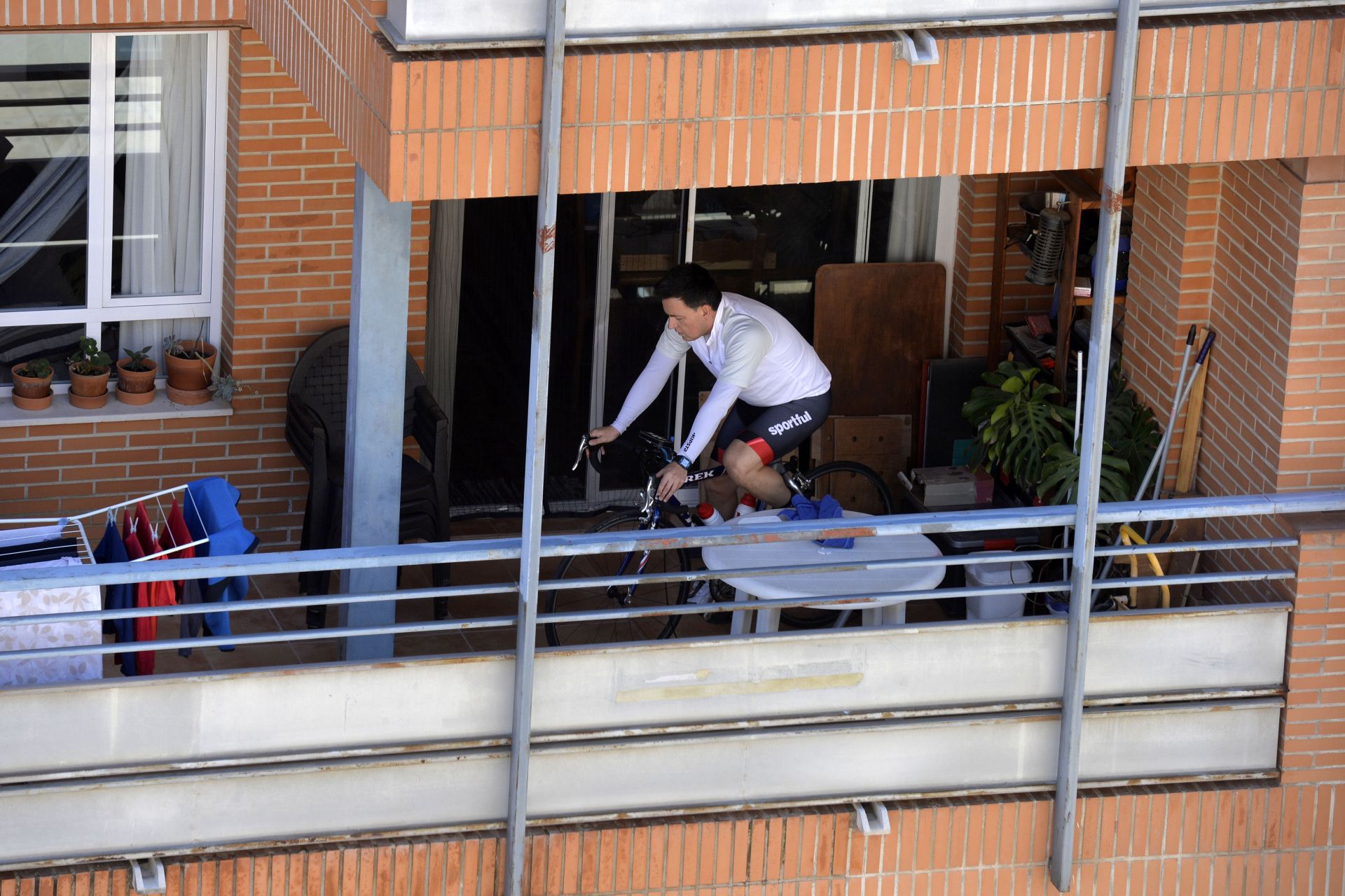 Un joven hace bicicleta en su terraza, en pleno confinamiento. Vicente Vicéns / AGM