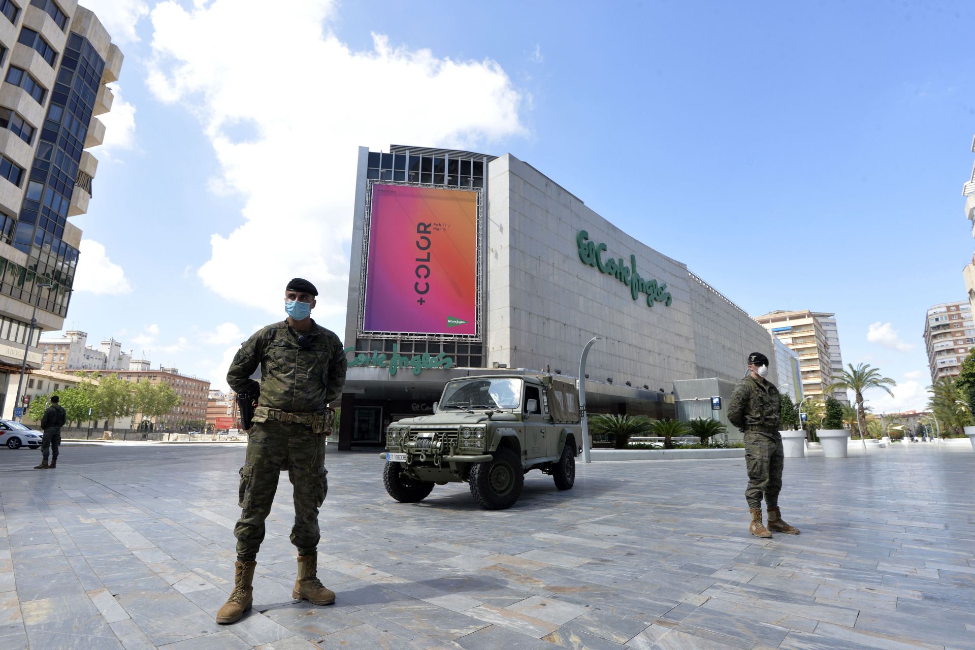 Control militar en la avenida de la Libertad de Murcia por el estado de alarma. Vicente Vicéns / AGM