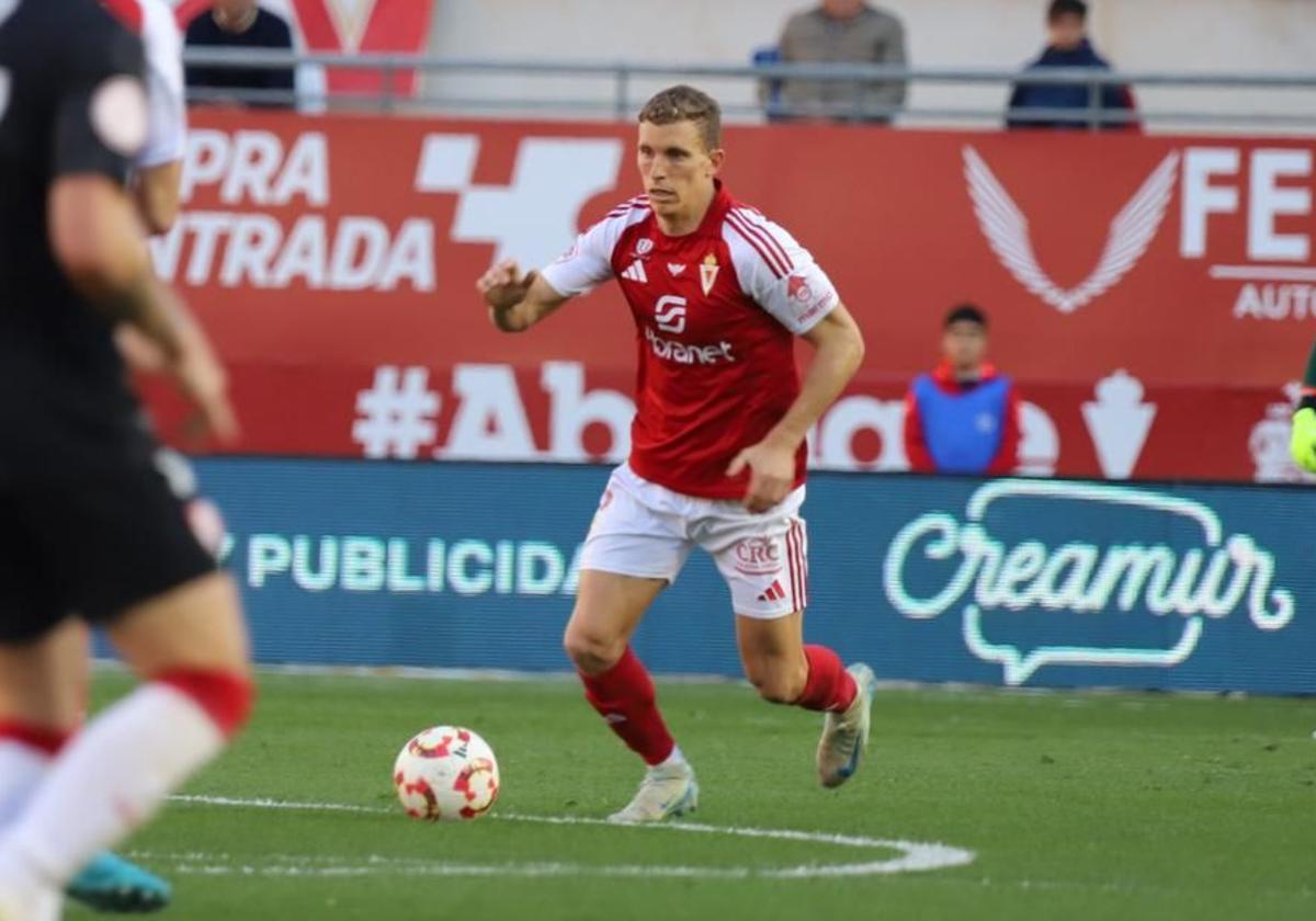 Alberto González, con el balón, en el partido contra el Sevilla Atlético.