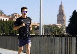 Sergio Baxter, entrenando esta semana junto al río Segura con la Catedral de Murcia al fondo.