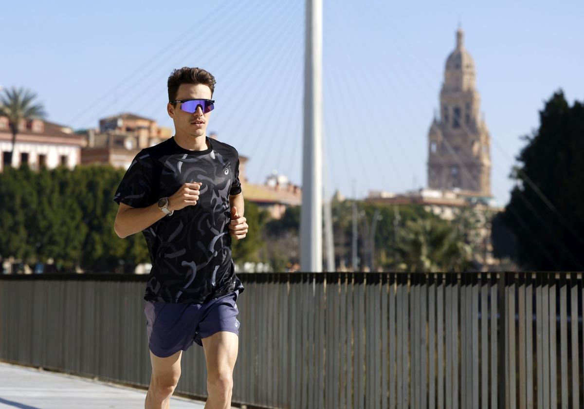 Sergio Baxter, entrenando esta semana junto al río Segura con la Catedral de Murcia al fondo.