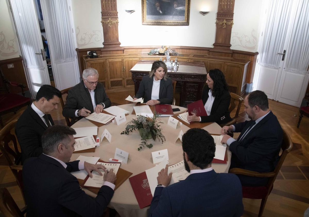 Imagen principal - La reunión de los regidores tuvo lugar en el Palacio Consistorial.