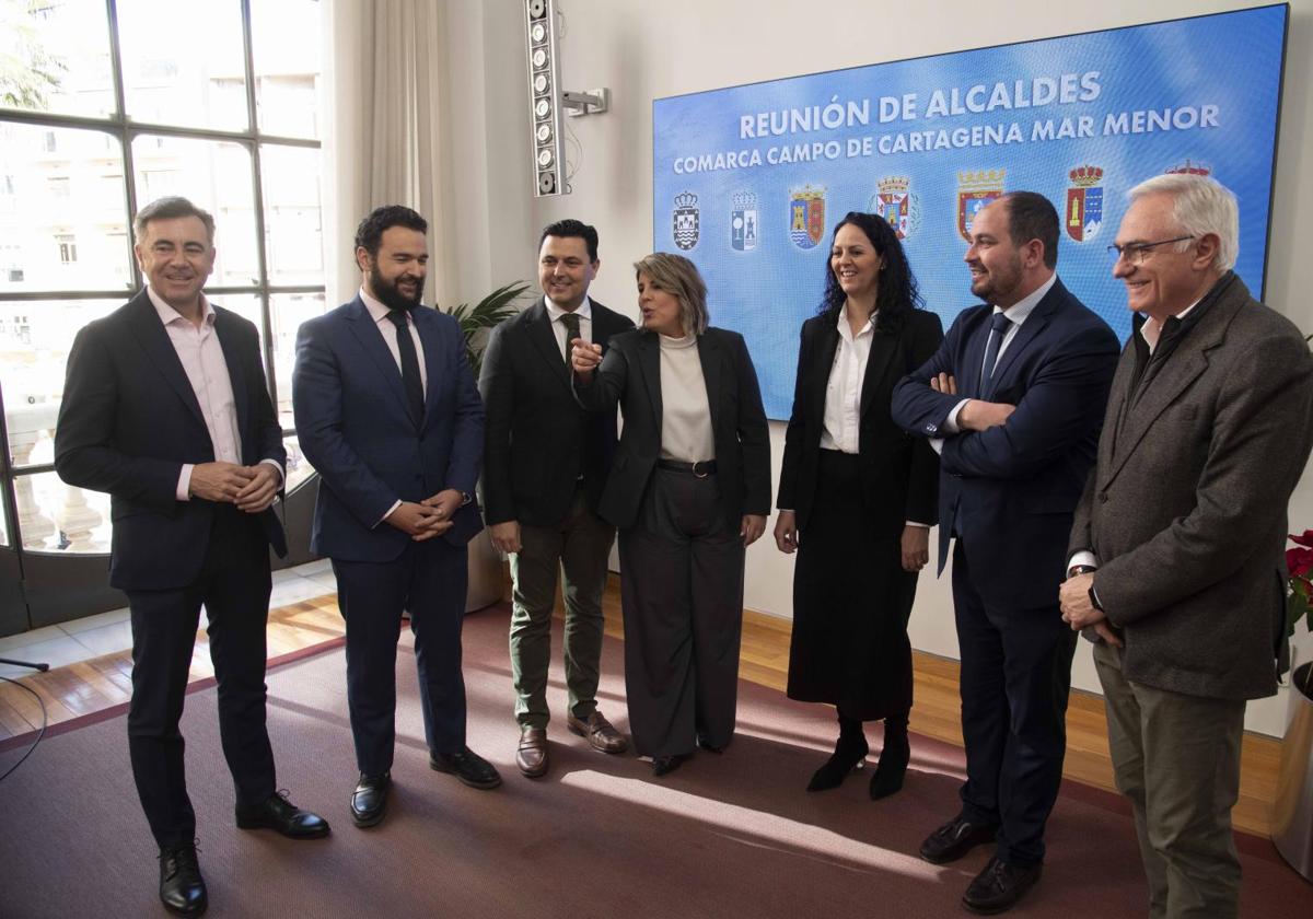 La alcaldesa de Cartagena, Noelia Arroyo, ayer, en compañía de los regidores de Fuente Álamo, La Unión, San Javier, San Pedro, Los Alcázares y Torre Pacheco.