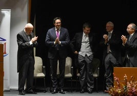 Darío Gil, segundo por la izquierda, este lunes el Aula de Cultura de Fundación Cajamurcia.