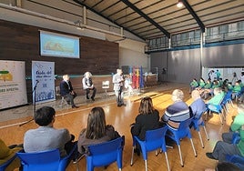 El consejero de Medio Ambiente, Juan María Vázquez, y el consejero de Educación, Víctor Marín, durante la presentación del programa 'Aula del Mar Menor'.