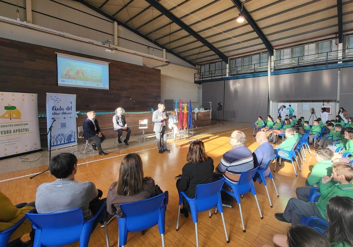 El consejero de Medio Ambiente, Juan María Vázquez, y el consejero de Educación, Víctor Marín, durante la presentación del programa 'Aula del Mar Menor'.