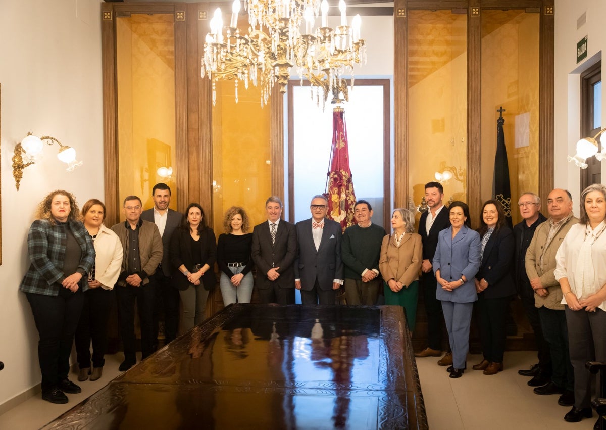 Imagen secundaria 1 - La propuesta se ha hecho oficial en la sala del Oriol del Ayuntamiento de Orihuela