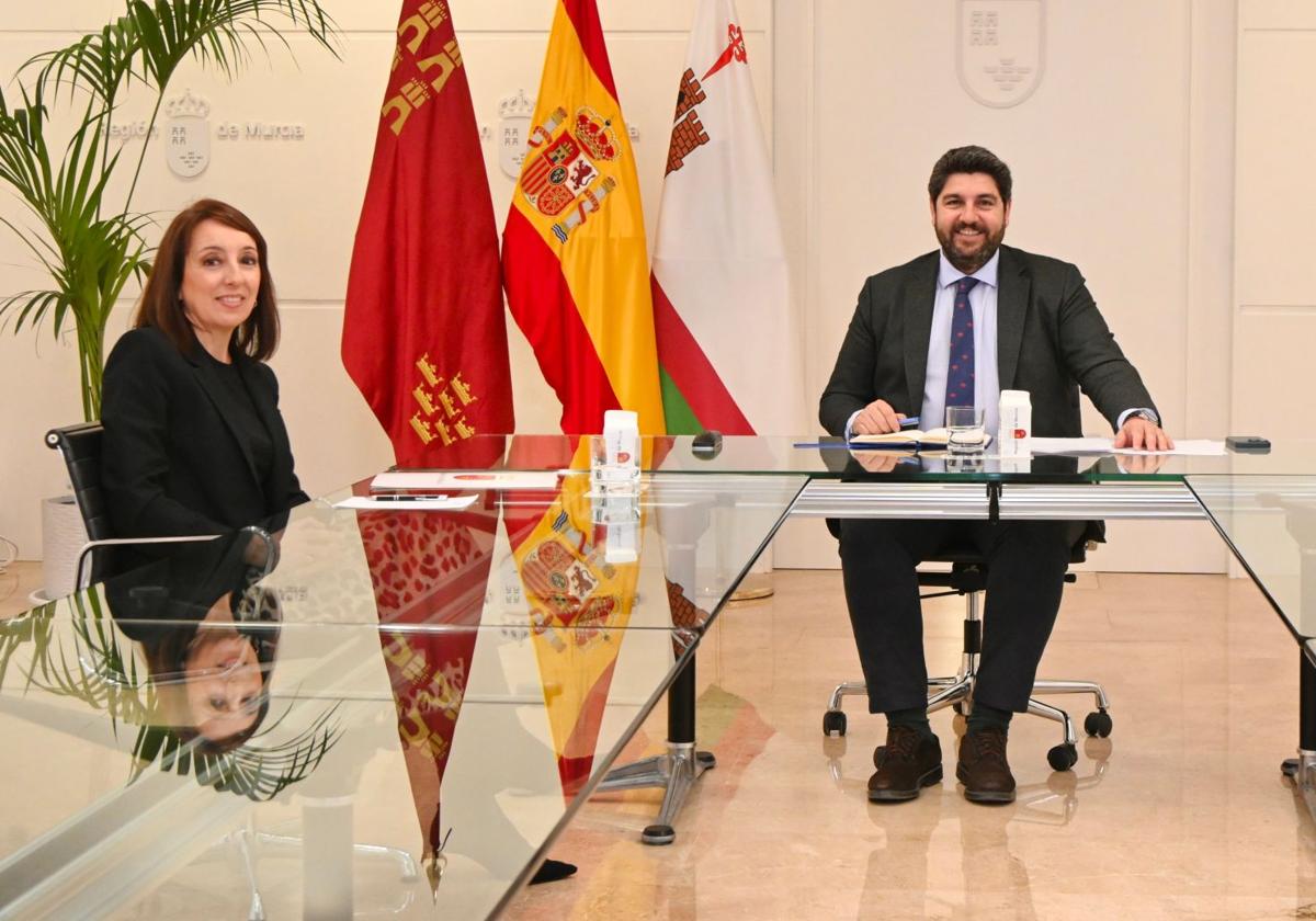 Fernando López Miras y la alcaldesa de Bullas, María Dolores Muñoz Valverde, durante una reunión celebrada en el Palacio de San Esteban.