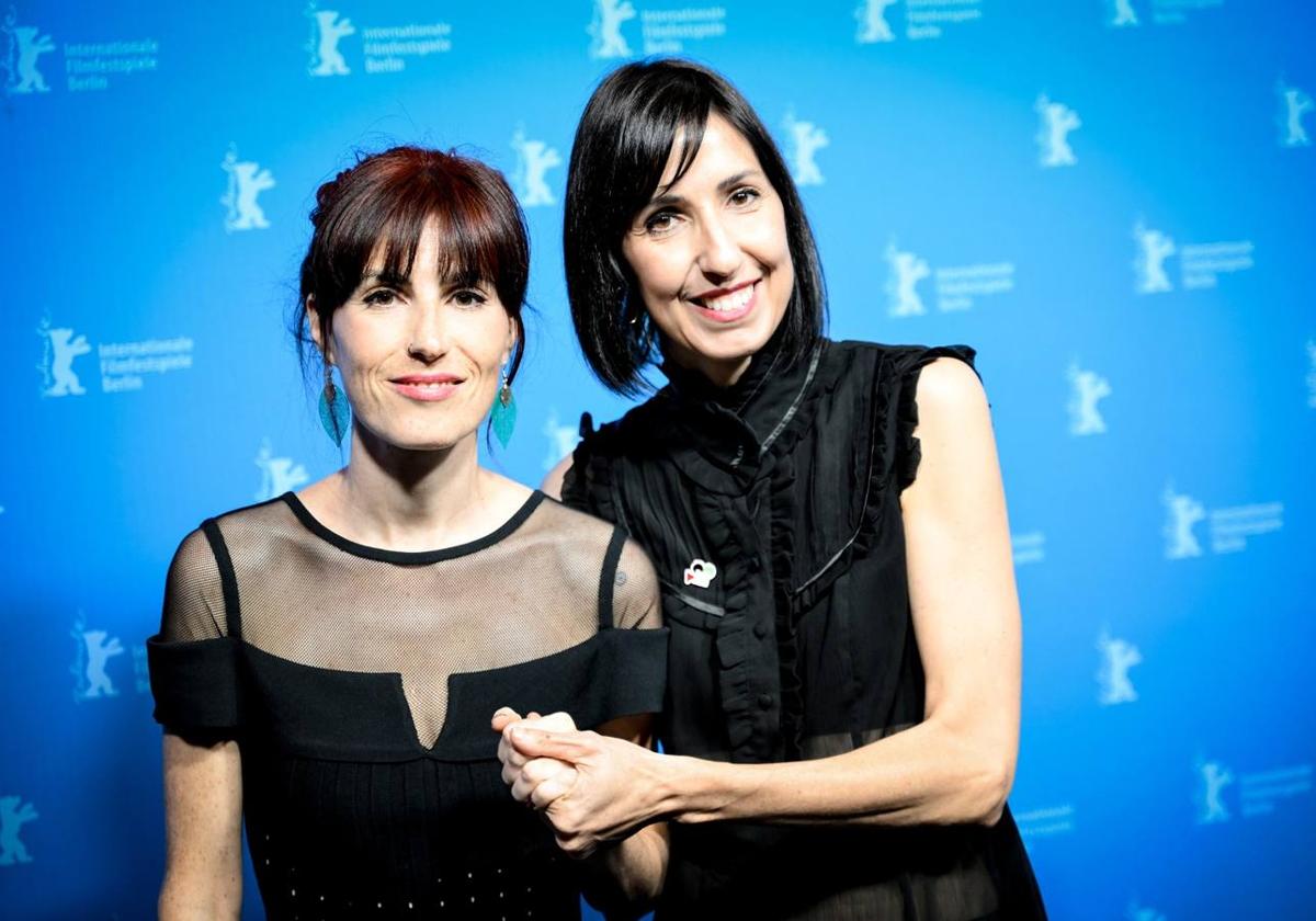 La actriz no oyente Miriam Garlo y Eva Libertad, directora de 'Sorda', en el 'photo call' del Festival Internacional de Cine de Berlín. Berlinale.