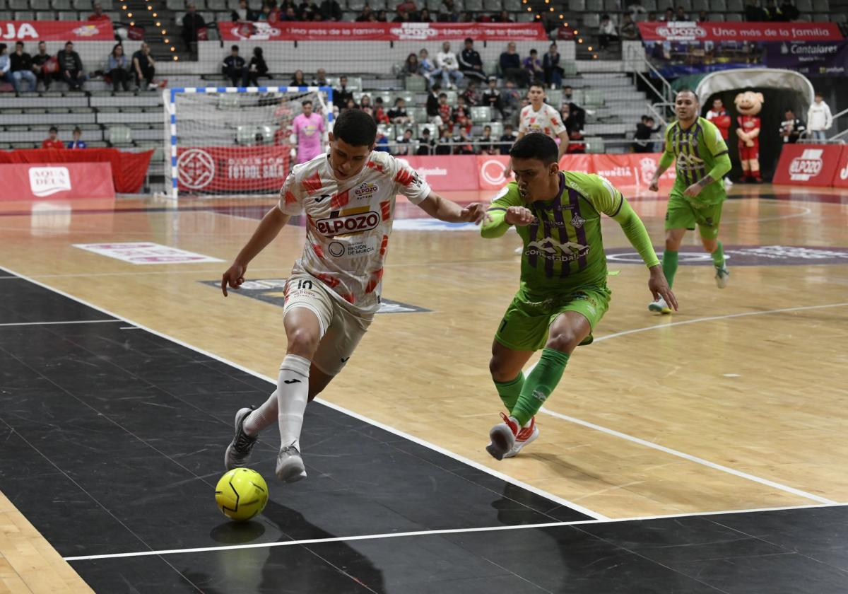 Ricardinho controla el balón ante un jugador de Palma en el último partido de ElPozo Murcia.