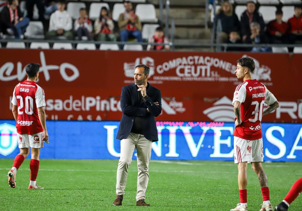 Fran Fernández, pensativo sobre el césped durante los minutos que el choque frente al Sevilla Atlético estuvo suspendido el pasado domingo.