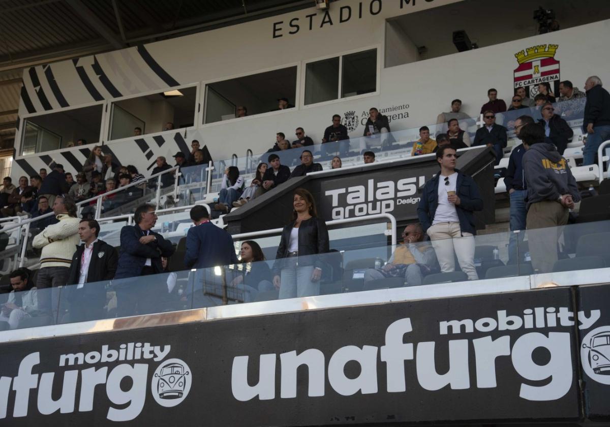 La edil de Política Social, Cristina Mora, mira al frente sonriente como una de las representaciones locales en el palco del Cartagena-Málaga.