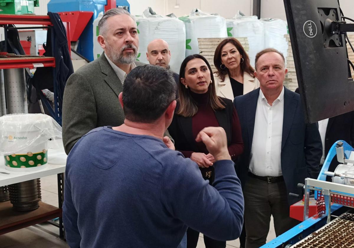 Autoridades y técnicos, ayer, en las instalaciones de Babyplant.