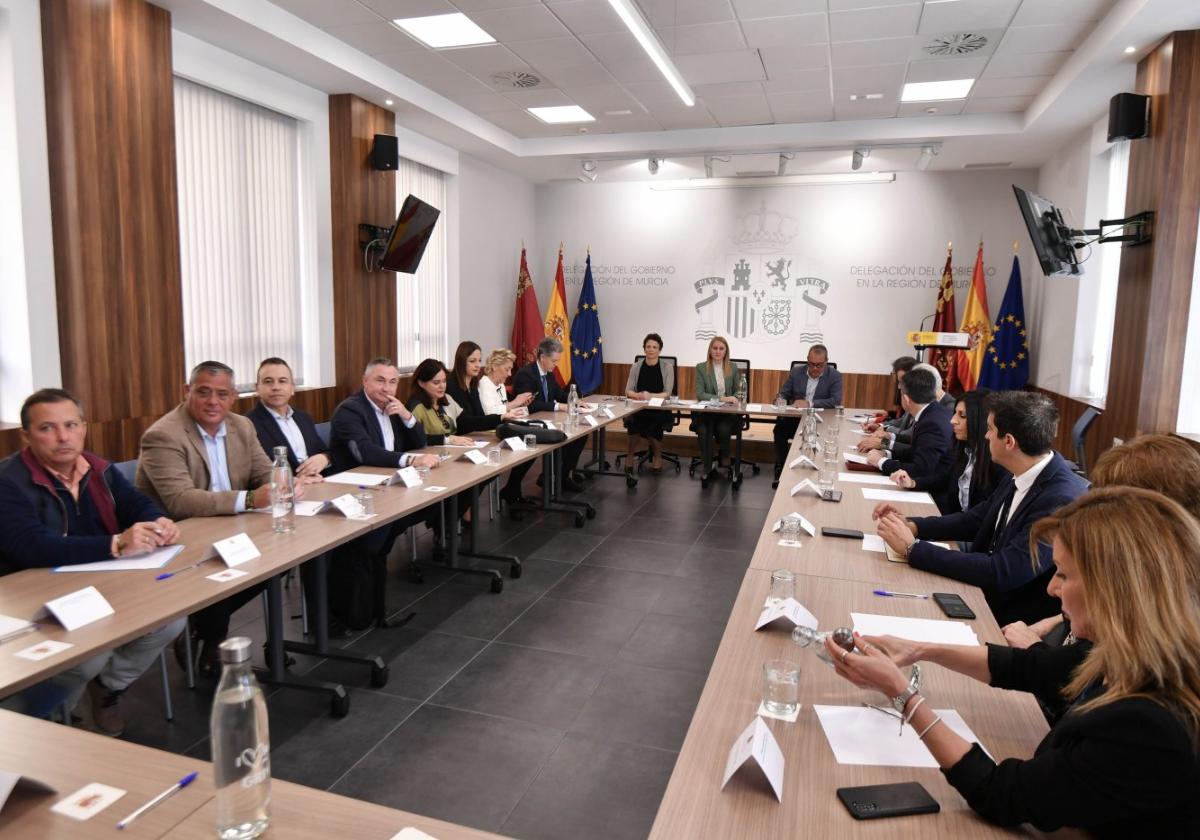 Mariola Guevara, en el centro, ayer durante su reunión con los alcaldes.