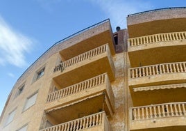 Edificio afectado por las filtraciones de una acequia, en la calle Temístocles Almagro.