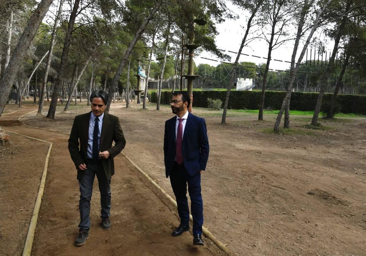 Juan Cascales y Miguel González Suela, en el parque de Los Canales.