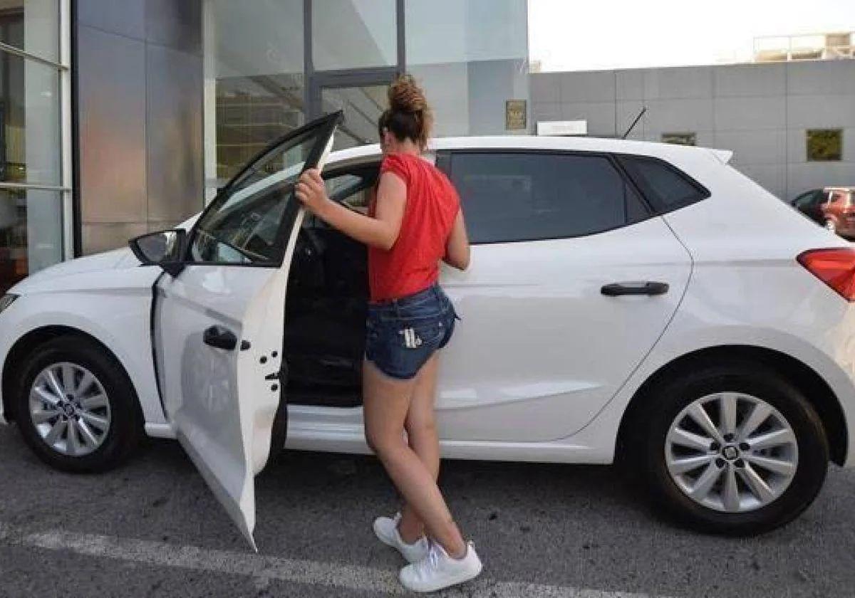 Una mujer se sube a un vehículo, en una imagen de archivo.