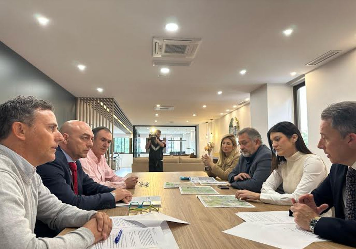 El alcalde y concejales (d) durante su reunión en el Colegio de Ingenieros de Caminos, Canales y Puertos.