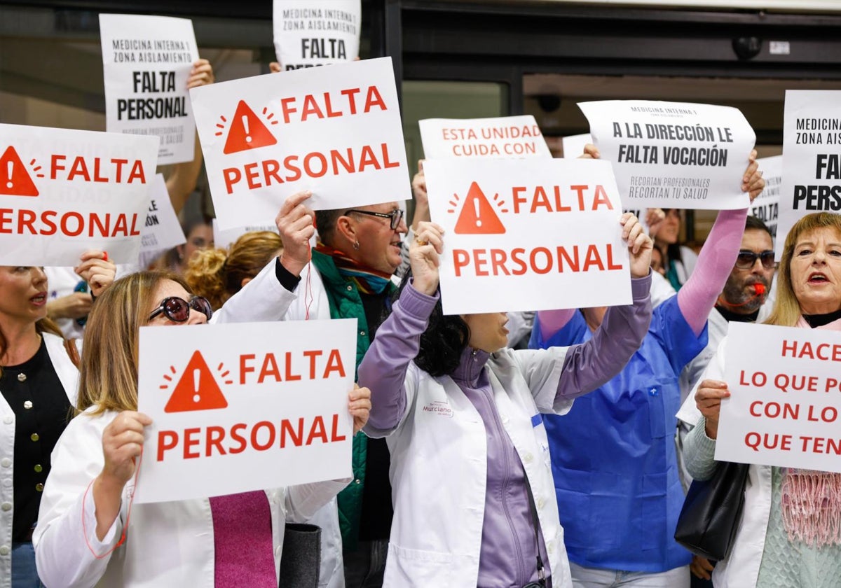 Sanitarios durante el acto de protesta la semana pasada frente a la puerta principal del hospital Rafael Méndez.