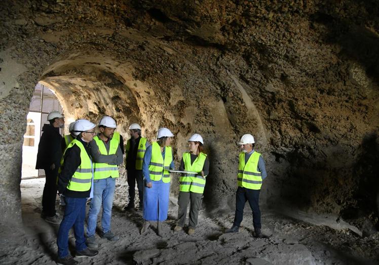 La alcaldesa, acompañada este miércoles del equipo técnico municipal y de la empresa constructora.