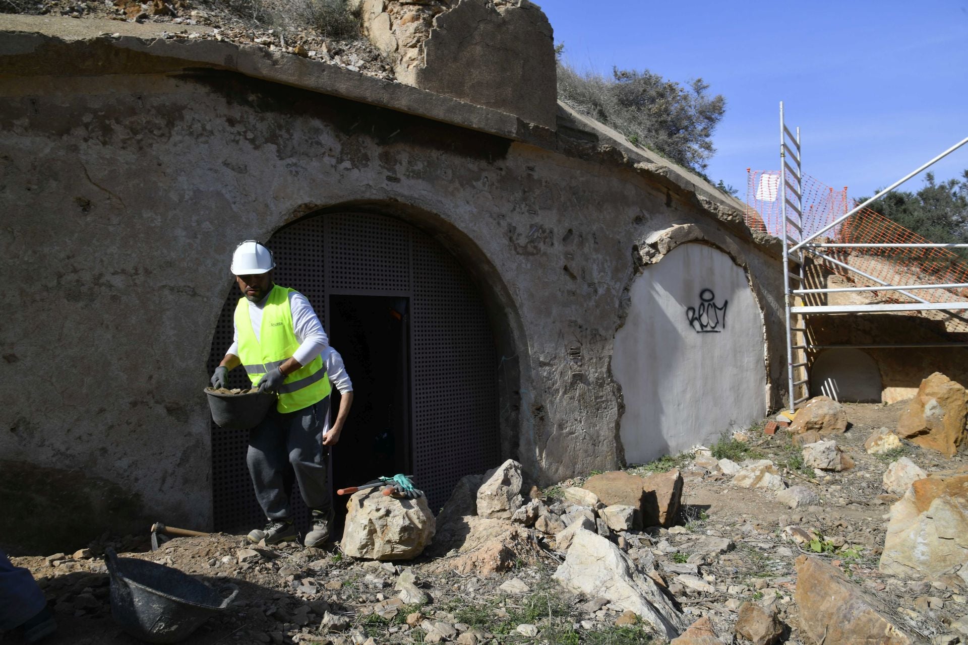 Los trabajos de rehabilitación de la batería de San Leandro de Cartagena, en imágenes