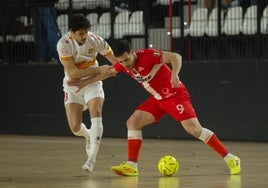 Pablo Ramírez aparta a Marc Tolrá en un lance del partido de ayer en Santa Coloma.