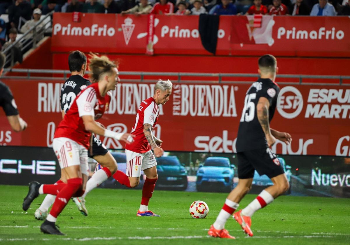 Isi Gómez conduce el balón en la segunda parte del choque frente al Sevilla Atlético disputado en el Enrique Roca.