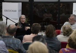 La poeta gallega, ayer, en el Centro Luzzy, donde presentó su libro 'Sonora' junto a Vicente Cervera.