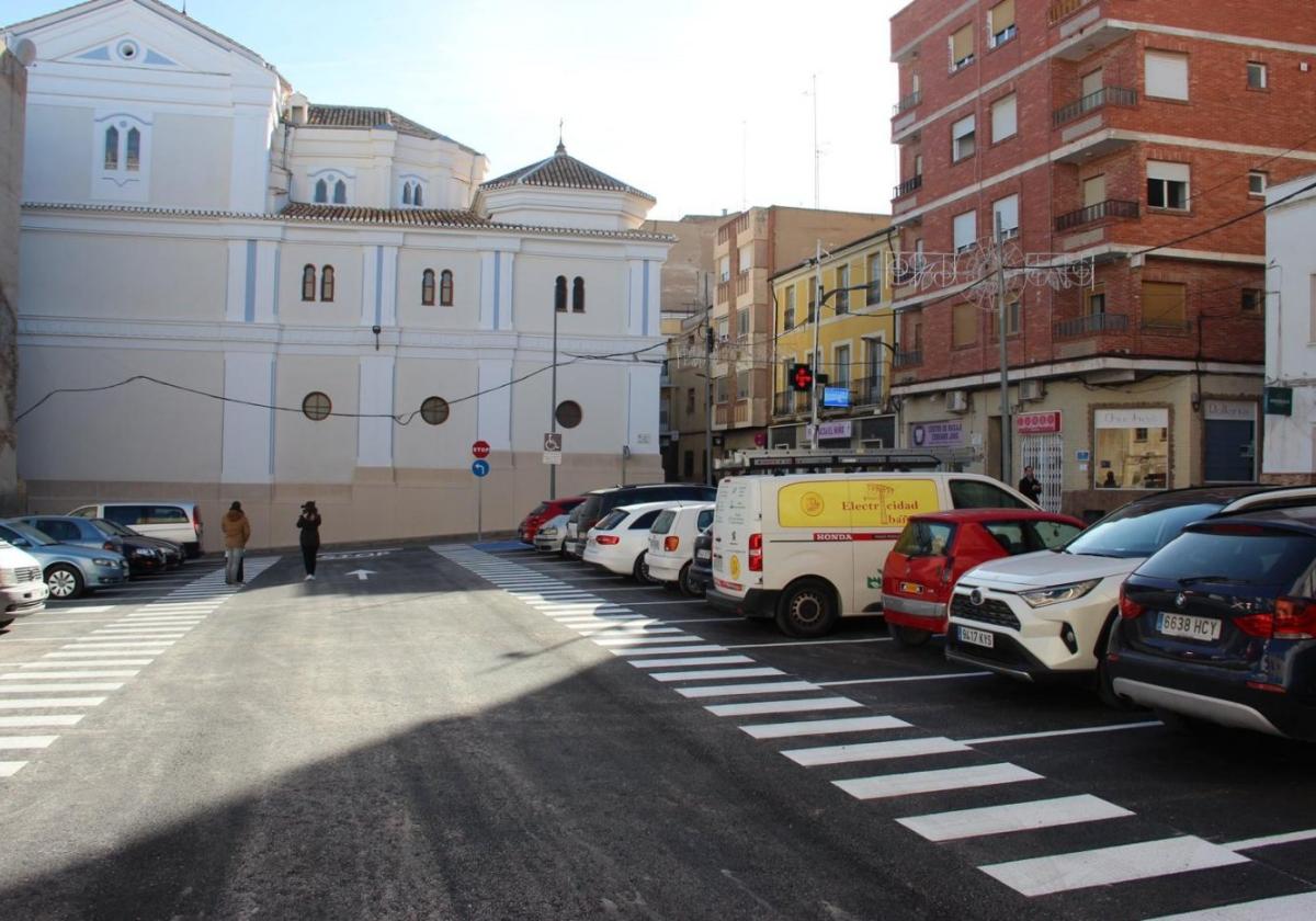 Coches estacionados en el aparcamiento de la calle del Niño.