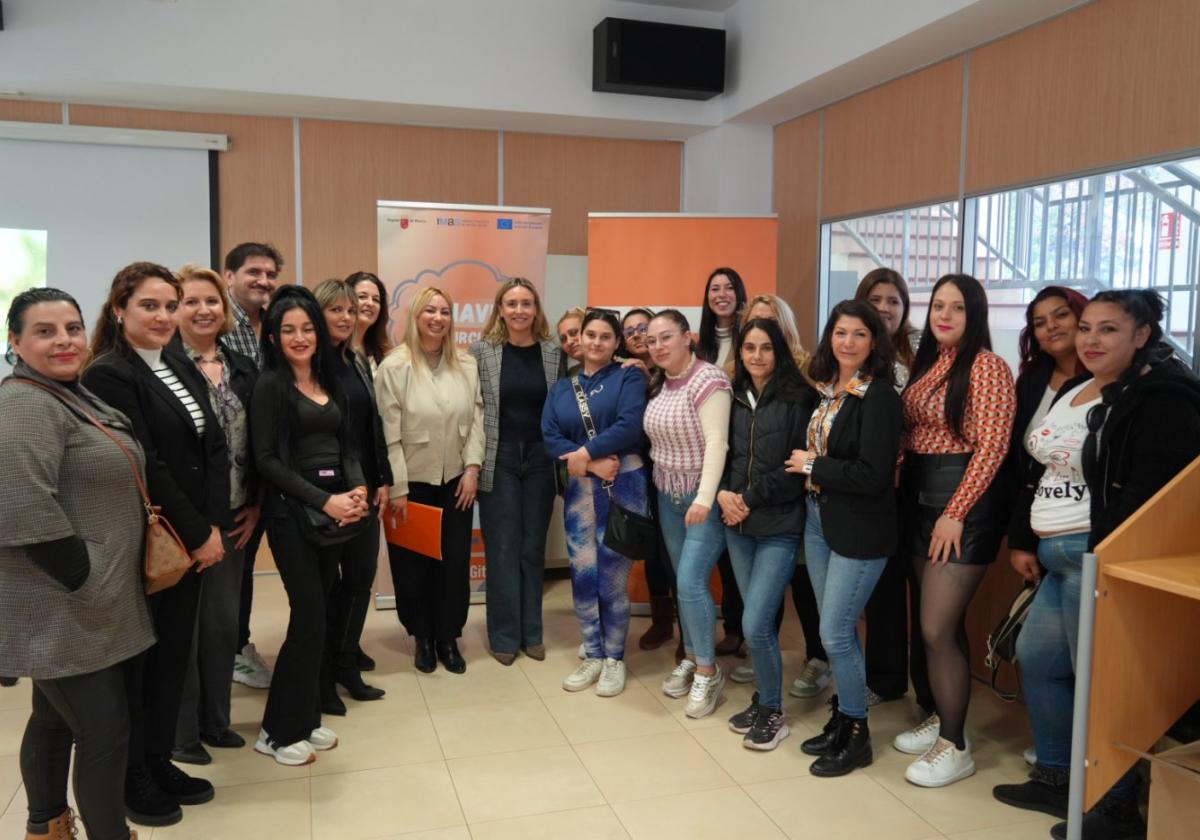 Ruiz (c), ayer con participantes en el curso en Cabezo de Torres.