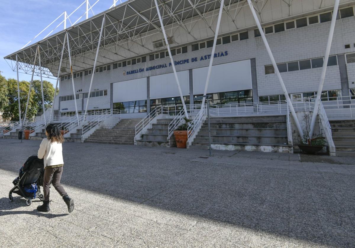 Escaleras de emergencia en la fachada norte del pabellón Príncipe de Asturias que se sustituirán por otras nuevas.