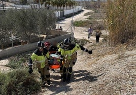 Los bomberos trasladando al herido.