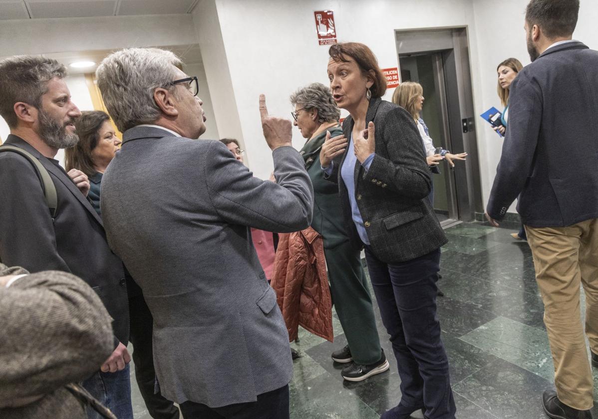 Miguel Ángel Miralles y María Marín discuten este miércoles por la mañana, en la comisión especial para determinar si se produjeron irregularidades en las derivaciones por parte del Servicio Murciano de Salud.