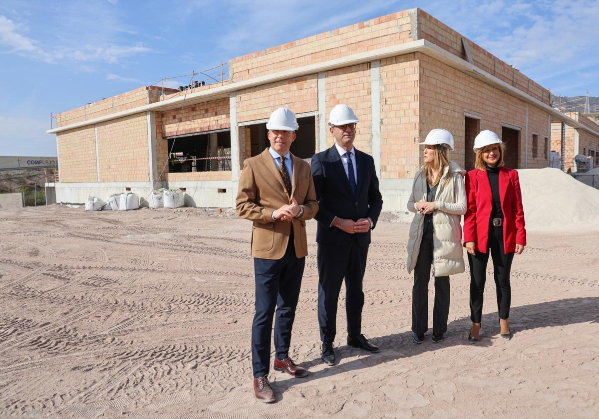 El alcalde, el consejero y las concejalas de Educación y Economía ante el edificio en construcción.