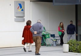 Ciudadanos, en la entrada a la sede de la Agencia Tributaria de Murcia, este martes.